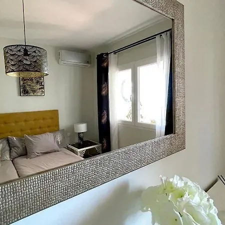 Puerto Paraiso Port *