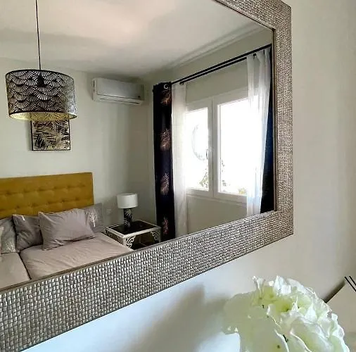 Puerto Paraiso Port *